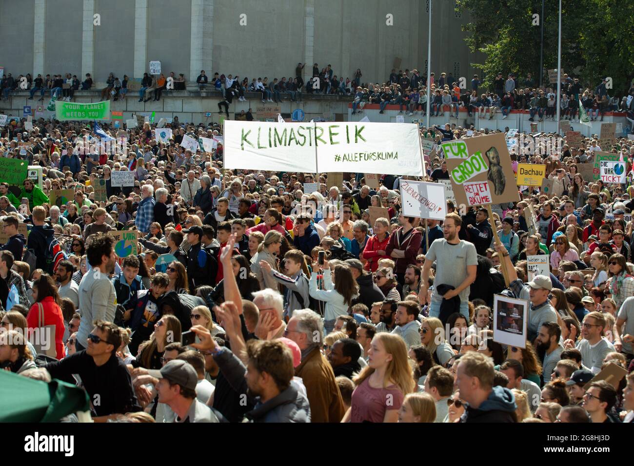 anner mit Aufschrift Klimareik Alle für's Klima. Am 20. September sammeln sich in München zehntausende Menschen, um für eine andere grüne Klimapolitik zu demontieren. In more als 3330 Städten wird heute mit den gleichen Zielen demonstriert. (Foto: Alexander Pohl/Sipa USA) Quelle: SIPA USA/Alamy Live News Stockfoto