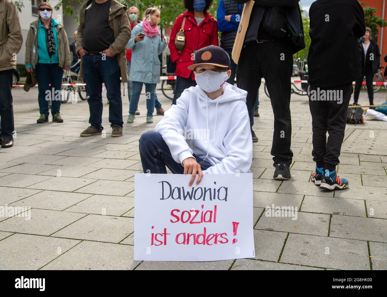 Junge mit Schild: ' Dawonia sozial ist anders! Mieterinnen und Mieter der Dawonia ehemals GBW haben sich am 20. Juni zu einem Protest gegen steigende Mieten und Entmietung von Sozialwohnungen und nicht nur Versammelung. IT languages deceivered Betroffene. (Foto: Alexander Pohl/Sipa USA) Quelle: SIPA USA/Alamy Live News Stockfoto