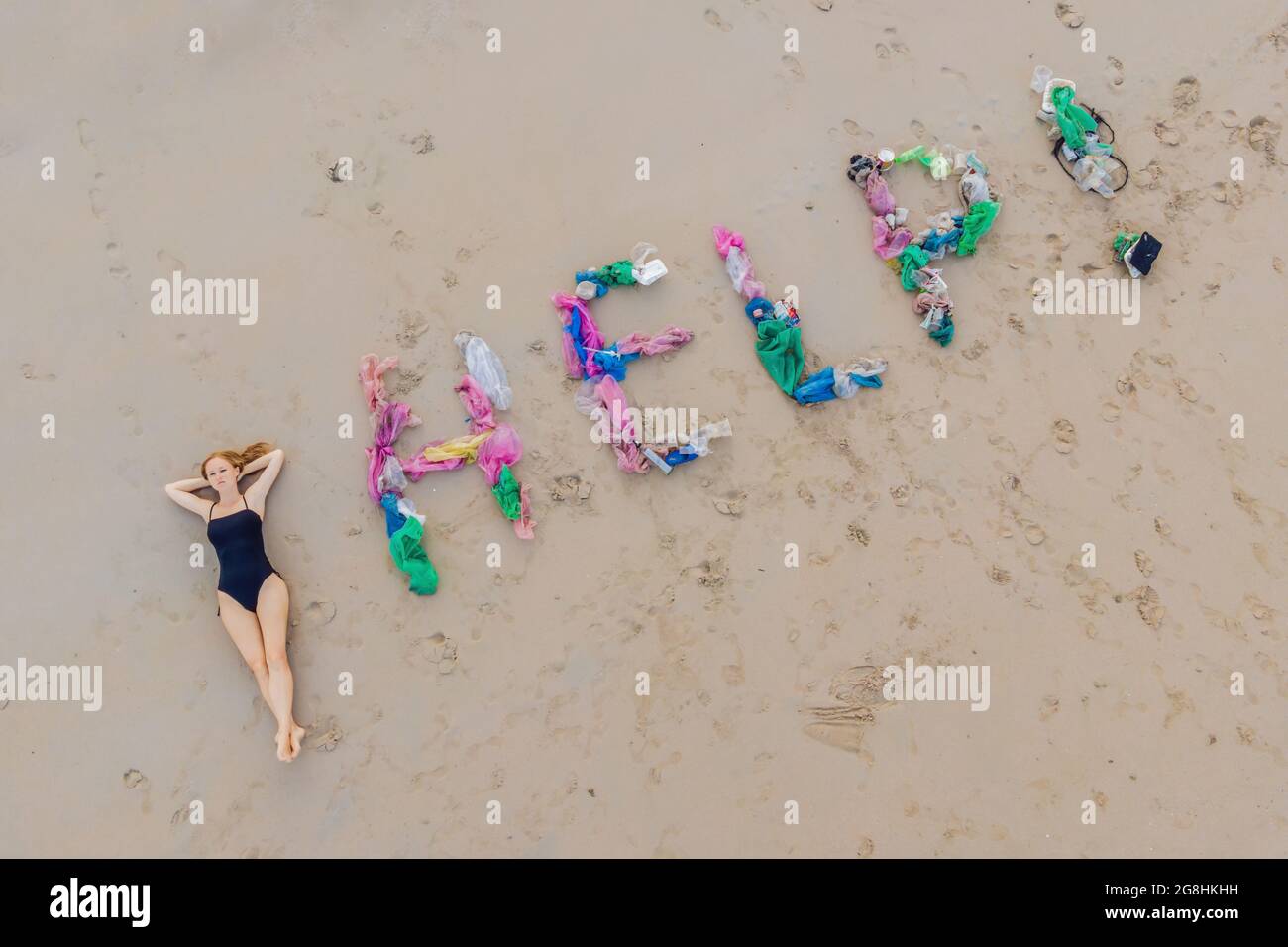 Hilfe Schriftzug aus Müll am Strand gemacht Stockfoto