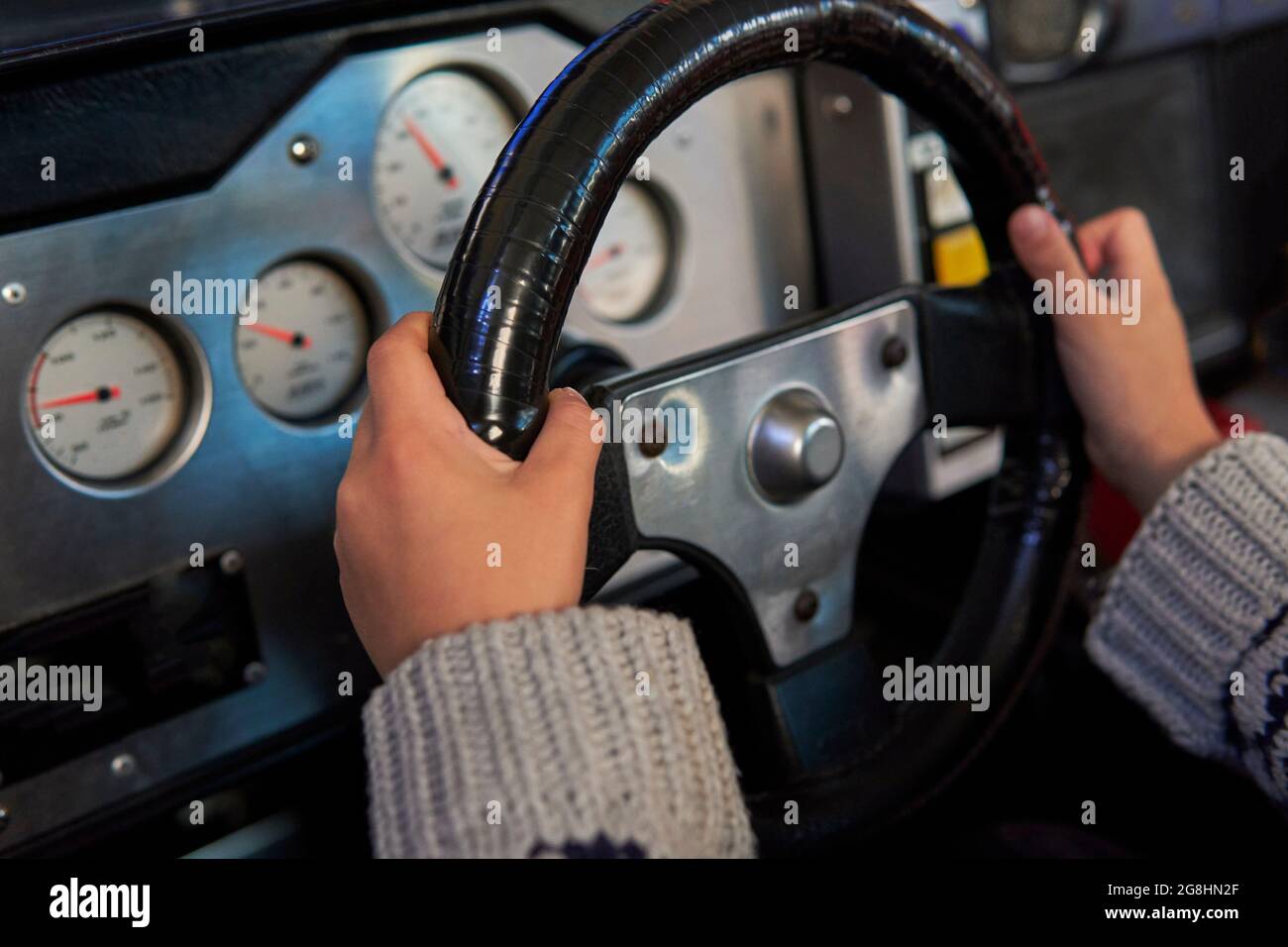 Asiatische Kind Junge Mit Einem Lenkrad, Um Das Auto Zu Steuern Spiel Mit  Seinen Händen Spaß Spielen Eine Arcade-Rennmaschine Klei Stockbild - Bild  von maschine, spiel: 215403081