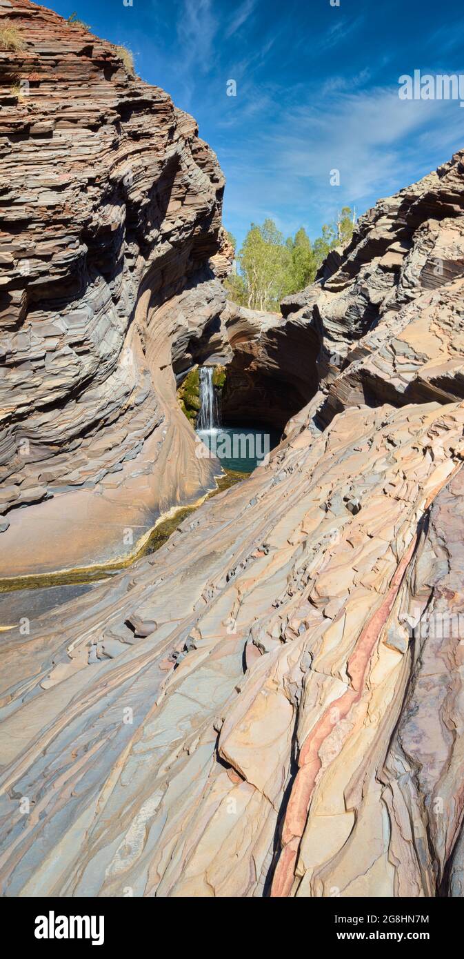 Panoramablick auf die Felsschichten, die zum berühmten Tauchbecken und zum offenen, klaren Himmel an der Hamersley Gorge in Western Australia führen Stockfoto