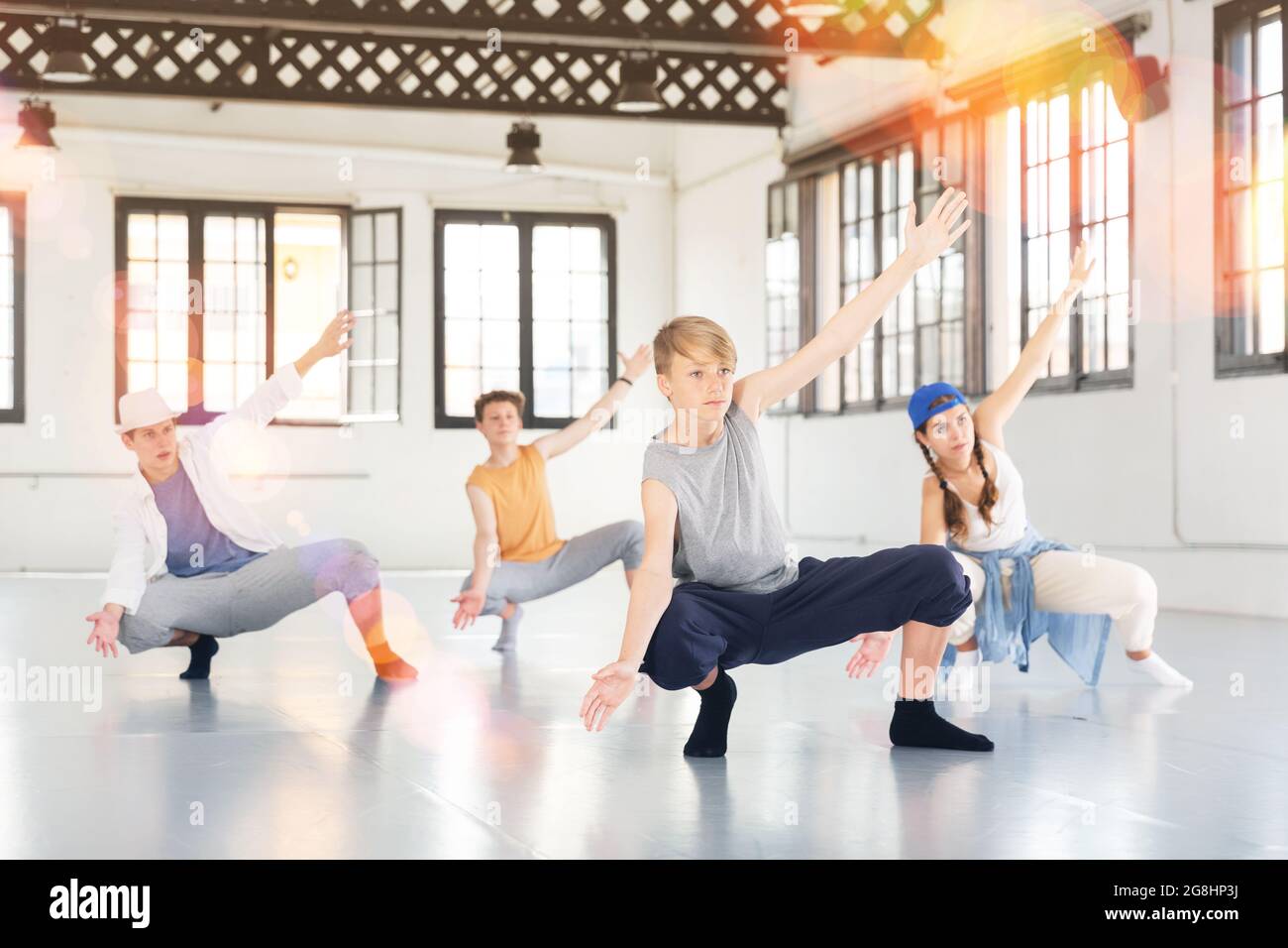 Team von jungen Tänzern Training bewegt Stockfoto