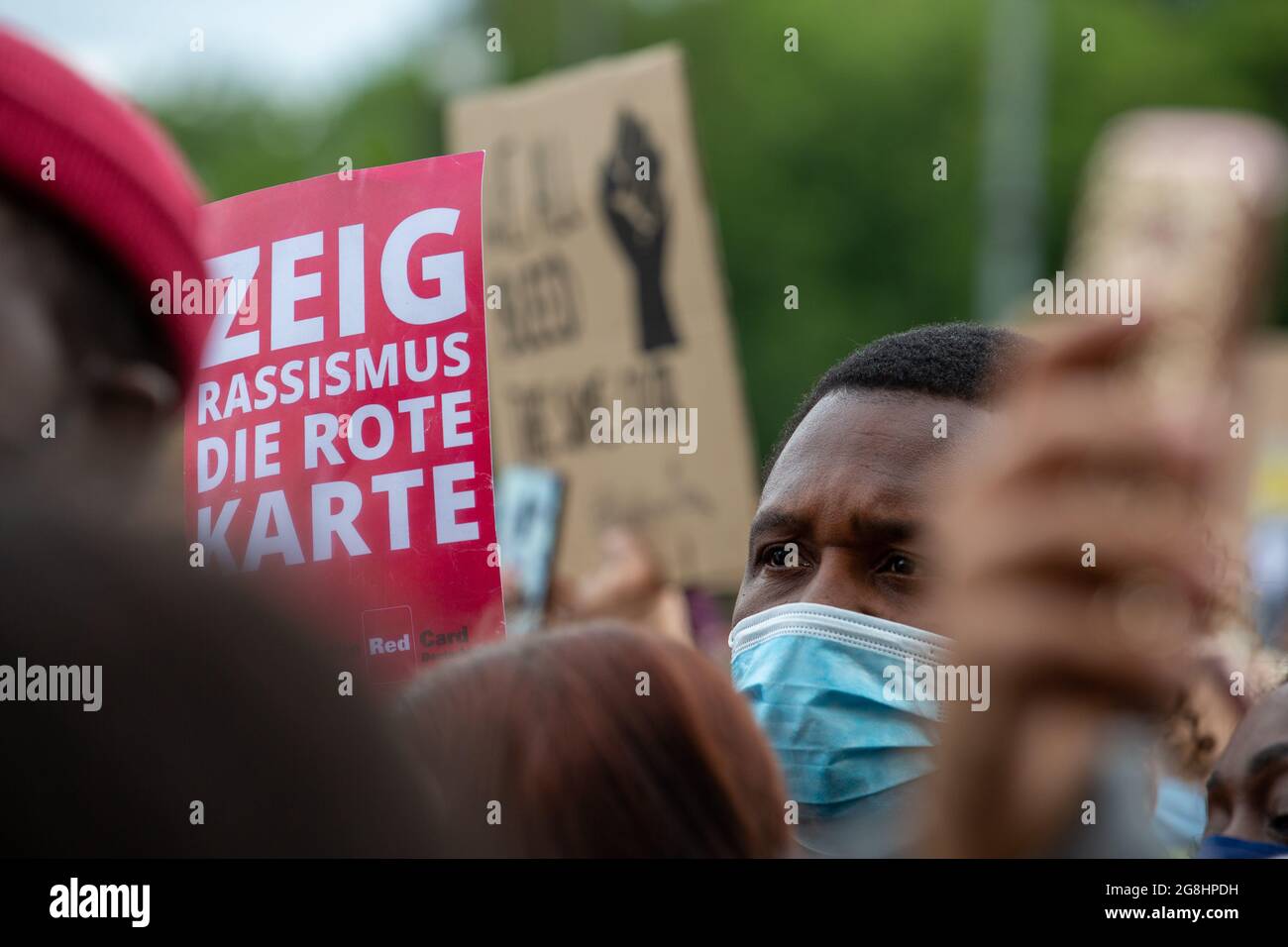 Scheig Rassismus die Rote Karte Schild. Zehntausende haben sich 6. Juni 2020 auf dem Königsplatz in München zur Großdemonstration sammeln, um gegen den alltäglichen Rassismus gegen POC und BPOC Menschen zu demonstrieren. Den BLM Protesten ist der rassistische Mord des Polizisten Derek Chauvin an dem afroamerikanischen George Floyd zuvor gegangen. (Foto: Alexander Pohl/Sipa USA) Quelle: SIPA USA/Alamy Live News Stockfoto
