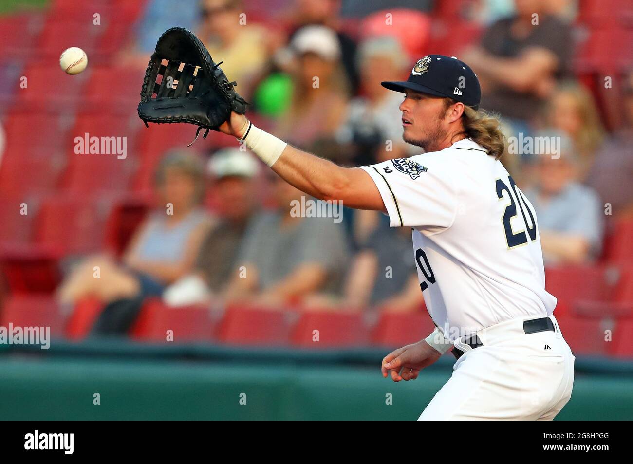 Genf, Illinois, USA. Juli 2021. 20. Juli 2021 - Genf, Illinois, USA: KACY CLEMENS von Kane County Cougars (20) fängt bei einem Spiel der American Association gegen die Fargo-Moorhead Red Hawks auf dem Northwestern Medicine Field einen Doppelspielball auf der ersten Basis. KACY CLEMENS ist der Sohn des siebenmaligen Cy Young-Gewinners Roger Clemens. Cougars, gewann 2:0. (Bild: © H. Rick Bamman/ZUMA Press Wire) Stockfoto