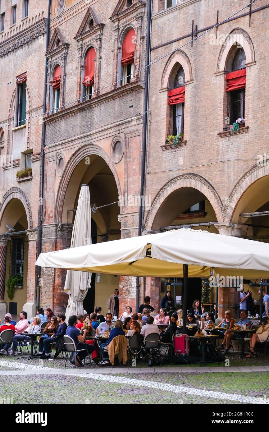 Café im Freien auf der Piazza Santo Stefano in Bologna, Italien Stockfoto
