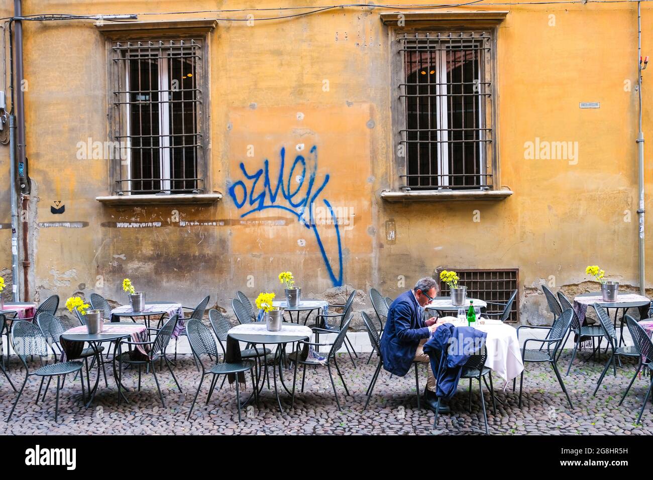 Mann, der in einem Café in Bologna in Italien sitzt Stockfoto