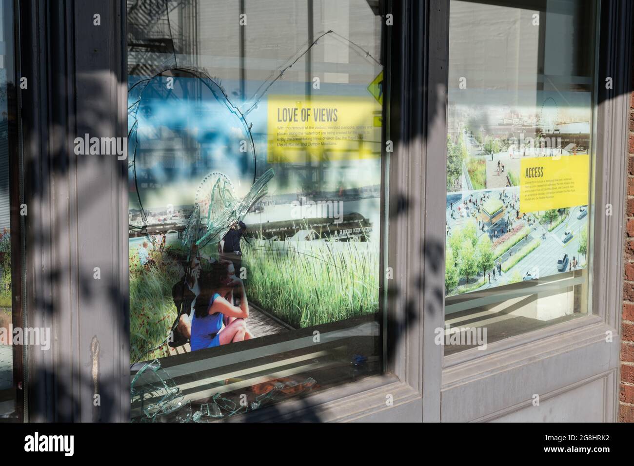 Seattle, USA. Juli 2021. Zertrümmerte Fenster im Friends of the Waterfront Seattle in der Innenstadt. Spät am Tag gab es einen Bericht über eine Person in einer Krise, die Fenster auf der Western Ave gleich neben der Seattle Waterfront zerschlug. Seattle hat sich nach einer Zunahme von Kriminalität und Obdachlosigkeit, nachdem Covid-19 die Stadt geschlossen hatte, um einen Rückschlag bemüht. Quelle: James Anderson/Alamy Live News Stockfoto