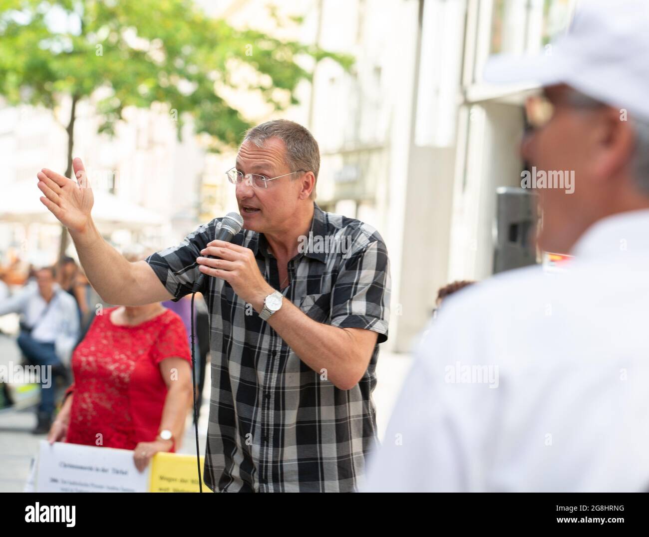 Michael Stürzenberger gestikuliert wild. Der Verfassungsschutz obachtete Michael Stürzenberger hat am 20. Juli 2019 nur zwei Tage nach seiner Mitteilung zu 8 Monaten Haft auf Bewährung in der Münchner Innenstadt. (Foto: Alexander Pohl/Sipa USA) Quelle: SIPA USA/Alamy Live News Stockfoto