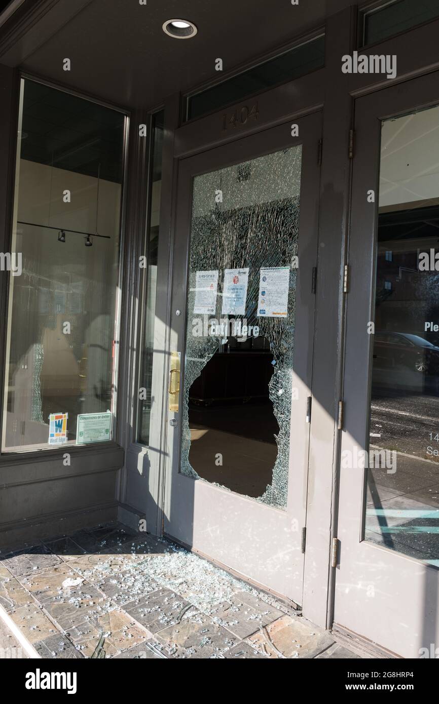 Seattle, USA. Juli 2021. Zertrümmerte Fenster im Friends of the Waterfront Seattle in der Innenstadt. Spät am Tag gab es einen Bericht über eine Person in einer Krise, die Fenster auf der Western Ave gleich neben der Seattle Waterfront zerschlug. Seattle hat sich nach einer Zunahme von Kriminalität und Obdachlosigkeit, nachdem Covid-19 die Stadt geschlossen hatte, um einen Rückschlag bemüht. Quelle: James Anderson/Alamy Live News Stockfoto