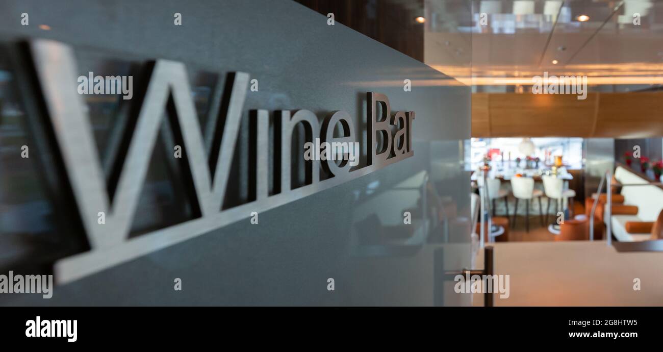 Nahaufnahme eines grauen metallischen „Wine Bar“-Schildes an der Wand in einem Restaurant Stockfoto