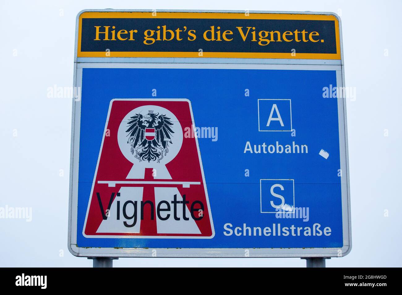 Nickelsdorf, Österreich. Januar 2021. Ein Schild, das die Öffentlichkeit  über die Pflicht zum Kauf von Vignetten informiert.die österreichischen  Autobahnen sind verkehrskontrollierte Autobahnen in Österreich. Die Nutzung  aller Autobahnen und ...