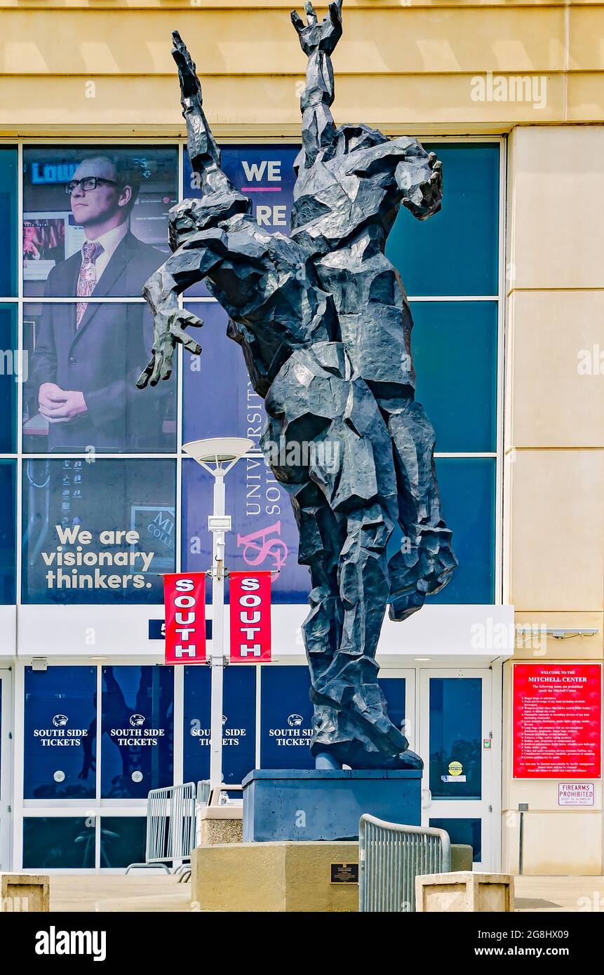 Das Mitchell Center der University of South Alabama ist mit „Challenge“, einer Basketball-Skulptur des Bildhauers Gail Folwell in Mobile, Alabama, abgebildet Stockfoto