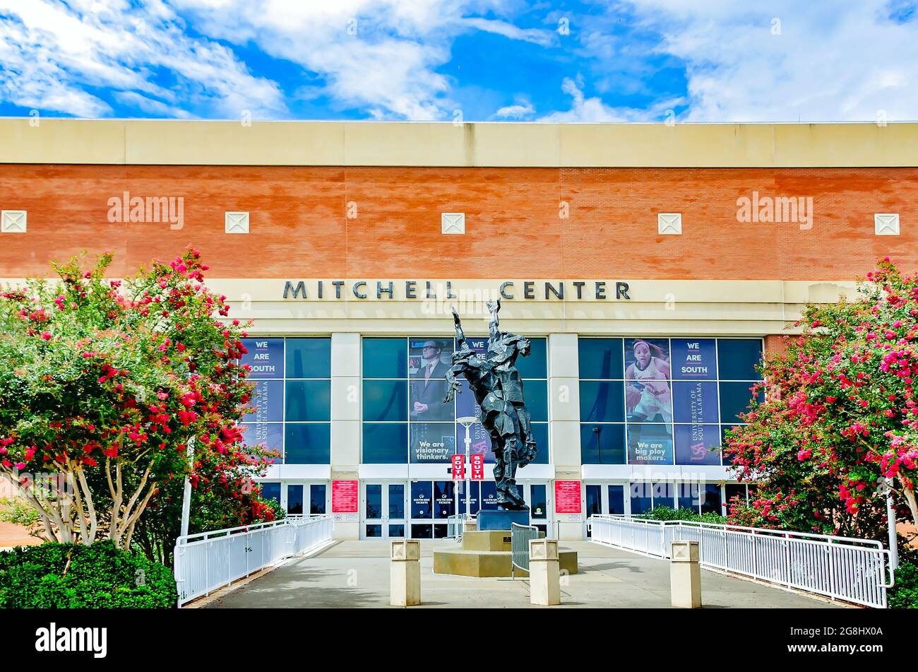 Das Mitchell Center der University of South Alabama ist mit „Challenge“, einer Basketball-Skulptur von Gail Folwell, in Mobile, Alabama, abgebildet. Stockfoto