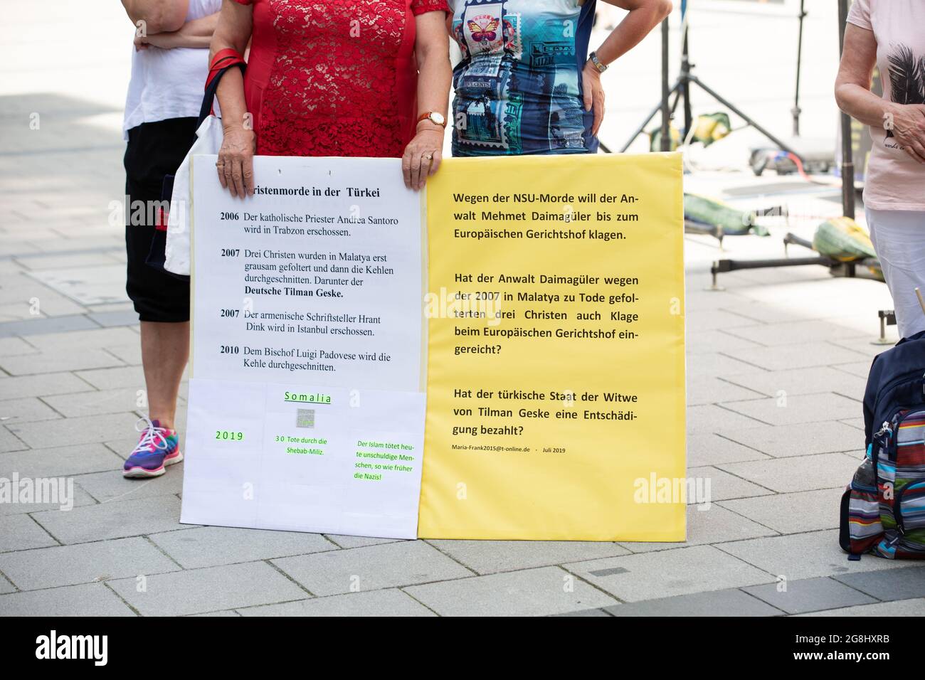 Schild zur Relatisierung der NSU Morde. Der Verfassungsschutz obachtete Michael Stürzenberger hat am 20. Juli 2019 nur zwei Tage nach seiner Mitteilung zu 8 Monaten Haft auf Bewährung in der Münchner Innenstadt. (Foto: Alexander Pohl/Sipa USA) Quelle: SIPA USA/Alamy Live News Stockfoto