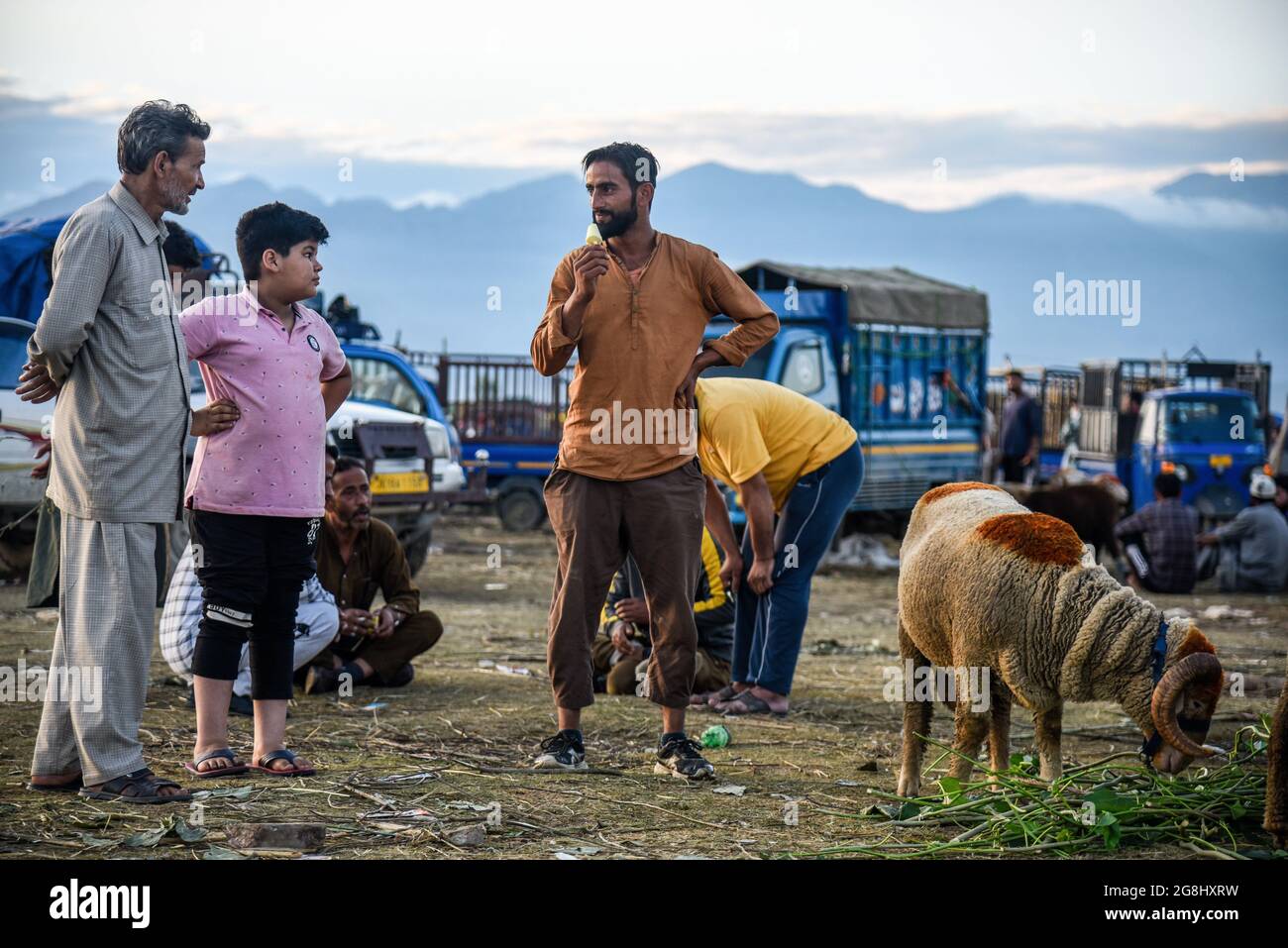 Srinagar, Indien. Juli 2021. Ein Schafsverkäufer kümmert sich vor dem Heiligen Fest um einen Kunden auf einem provisorischen Markt. Eid-ul-Adha wird am 21. Juli dieses Jahres in Indien und Pakistan beobachtet. In Saudi-Arabien wurde es heute am 20. Juli 2021 gefeiert. Es fällt in der Regel auf den zehnten Tag von Dhu al-Hijjah (der Monat der Pilgerfahrt für alle Muslime auf der ganzen Welt), der zwölften Monat des islamischen oder Mondkalenders Eid al-Adha. Kredit: SOPA Images Limited/Alamy Live Nachrichten Stockfoto