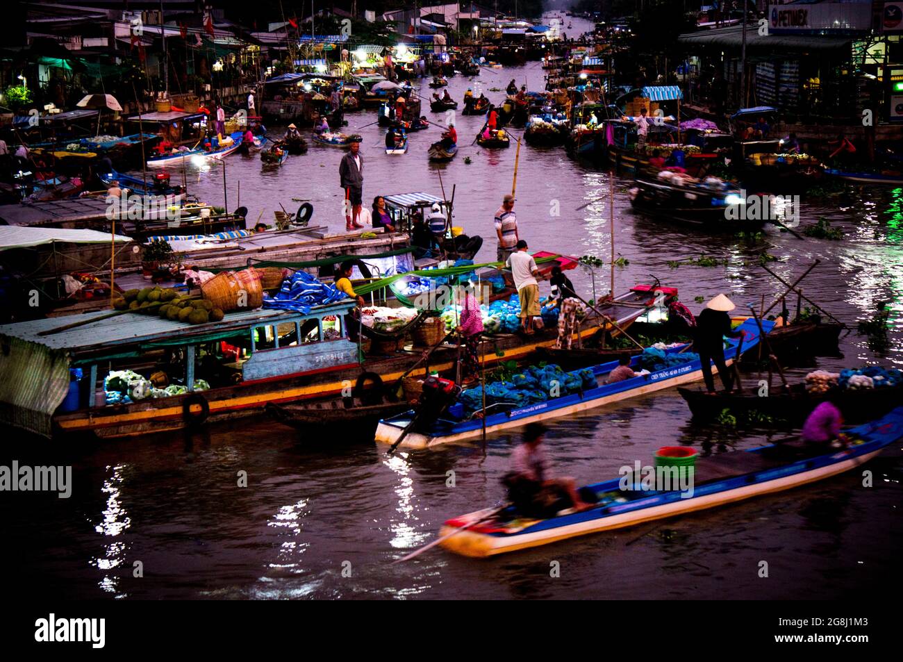 Schwimmender Markt im Mekong-Delta im Süden Vietnams Stockfoto