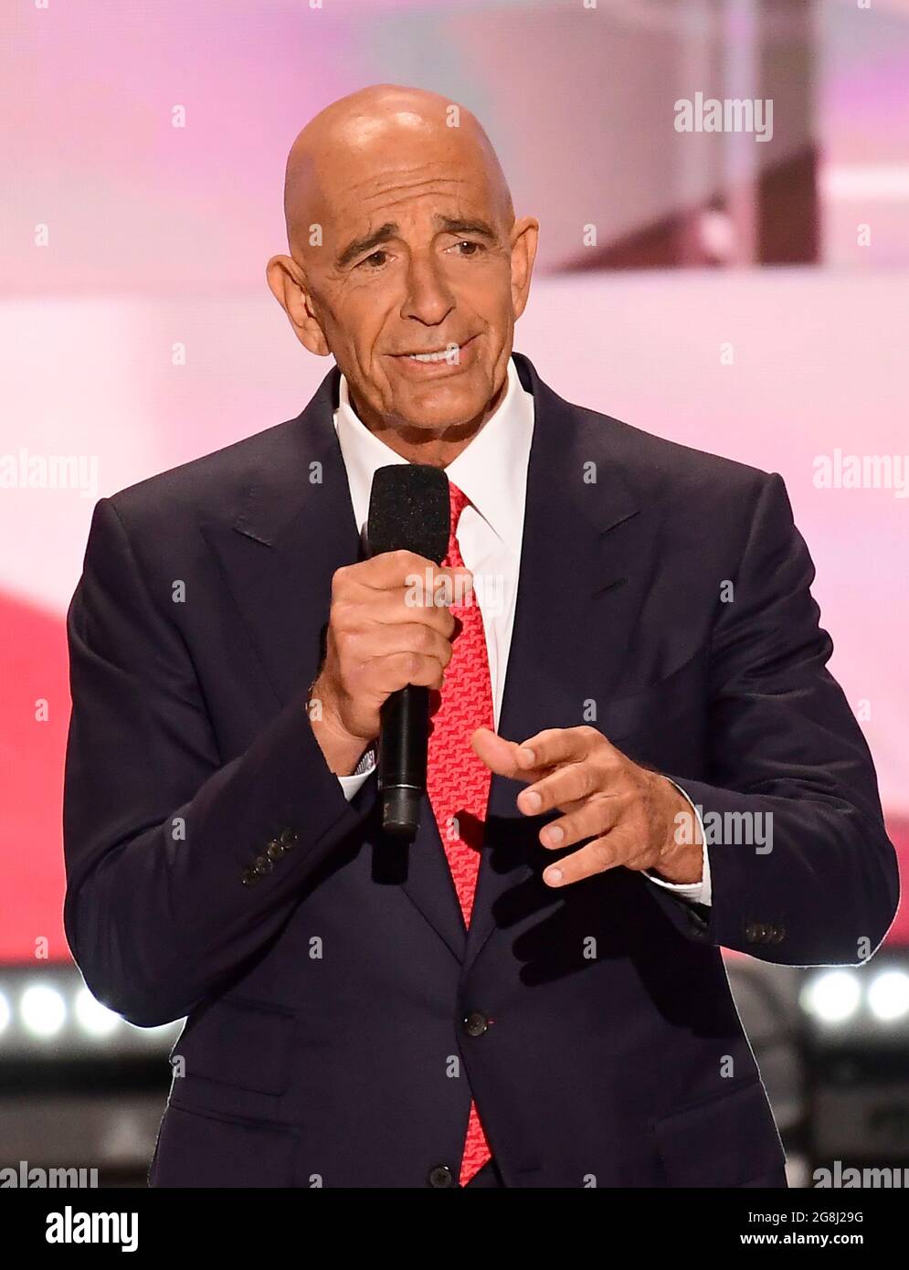 Cleveland, Vereinigte Staaten Von Amerika. Juli 2016. Tom Barrack, CEO von Colony Capital, hält am Donnerstag, den 21. Juli 2016, in der Quicken Loans Arena in Cleveland, Ohio, eine Rede auf der Republikanischen Nationalversammlung 2016.Quelle: Ron Sachs/CNP/Sipa USA (EINSCHRÄNKUNG: KEINE Zeitungen oder Zeitungen in New York oder New Jersey im Umkreis von 75 km von New York City) Credit: SIPA USA/Alamy Live News Stockfoto