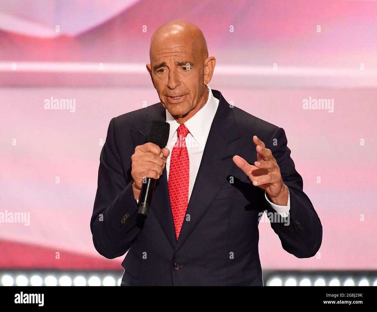 Cleveland, Vereinigte Staaten Von Amerika. Juli 2016. Tom Barrack, CEO von Colony Capital, hält am Donnerstag, den 21. Juli 2016, in der Quicken Loans Arena in Cleveland, Ohio, eine Rede auf der Republikanischen Nationalversammlung 2016.Quelle: Ron Sachs/CNP/Sipa USA (EINSCHRÄNKUNG: KEINE Zeitungen oder Zeitungen in New York oder New Jersey im Umkreis von 75 km von New York City) Credit: SIPA USA/Alamy Live News Stockfoto