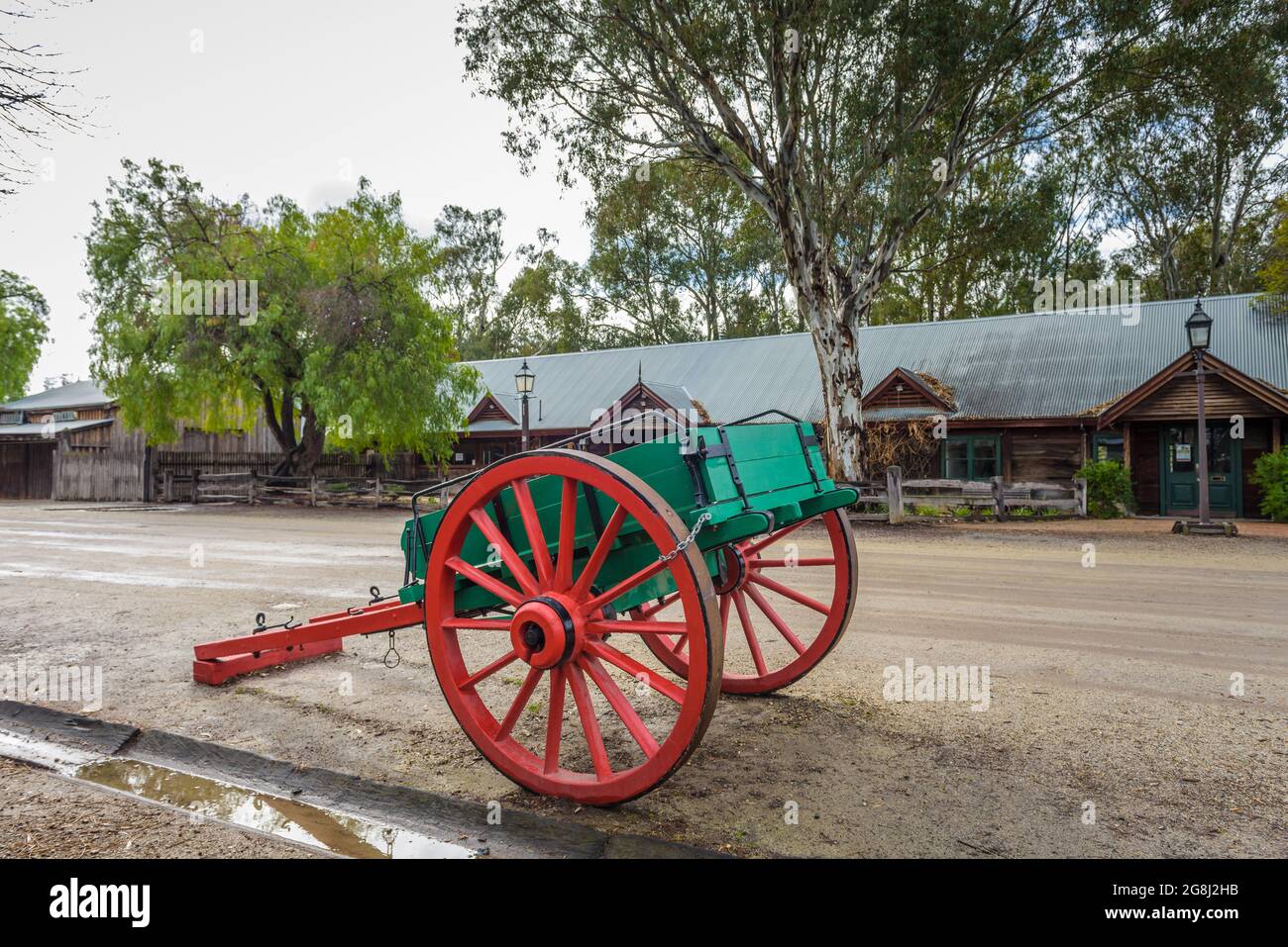 Ein einziger historischer Wagen steht auf einer unbefestigten Hauptstraße in der alten historischen Nachbaustadt Echuca am Murray River in Victoria, Australien. Stockfoto