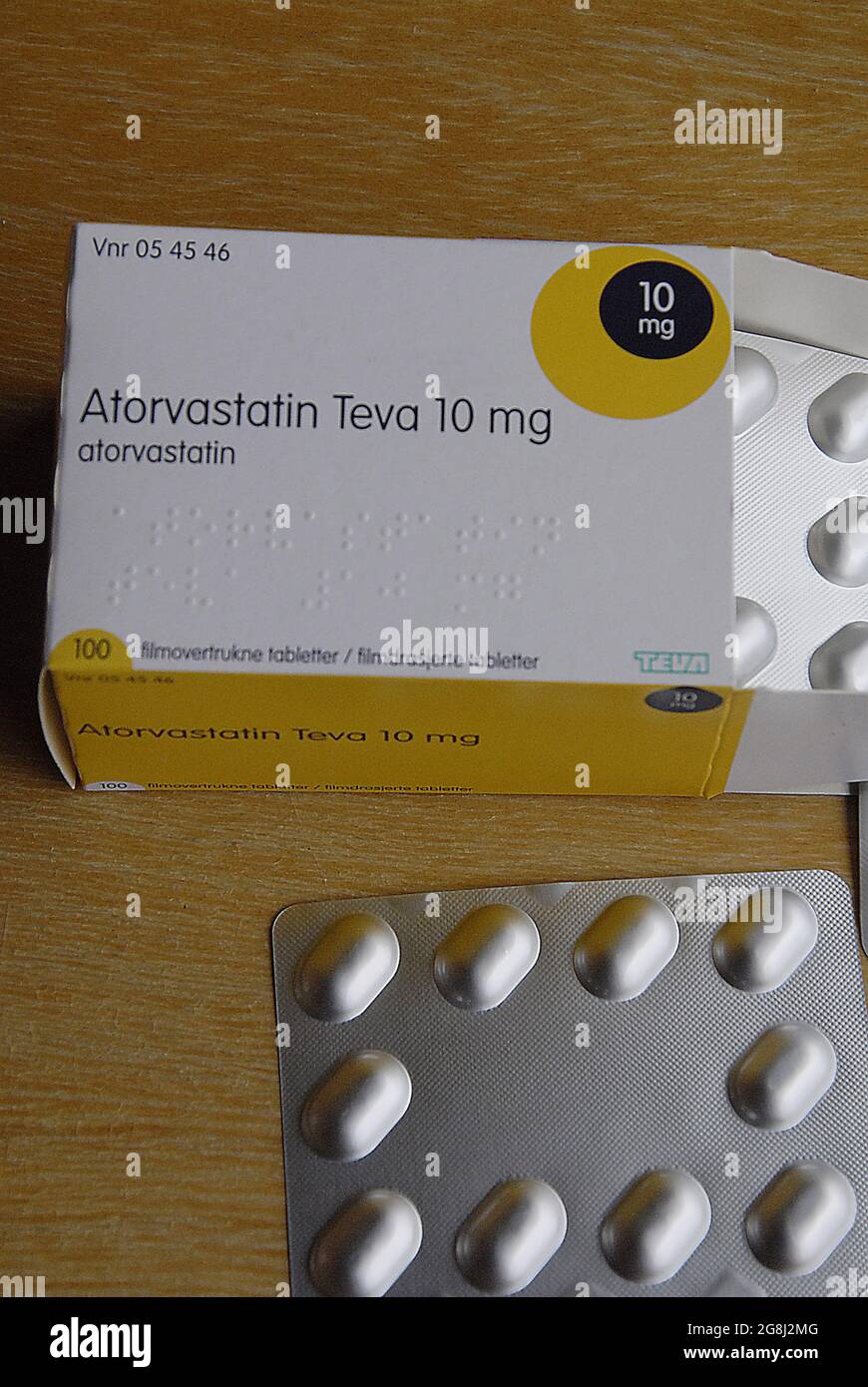 KASTRUP/DÄNEMARK- Cholestrol-Pillen Atorvatin Teva 10 mg und Atorovastatin Actavis 10 mg in verschiedenen Preisen zum Verkauf 30. August 2014 (Foto von Francis Dean/Deanpices) Stockfoto