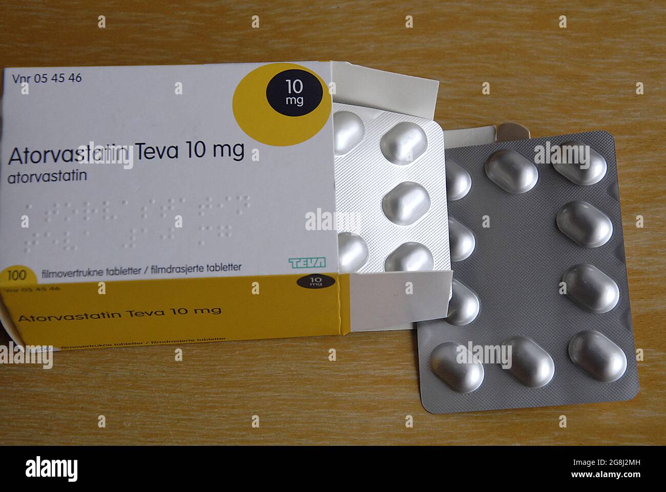 KASTRUP/DÄNEMARK- Cholestrol-Pillen Atorvatin Teva 10 mg und Atorovastatin Actavis 10 mg in verschiedenen Preisen zum Verkauf 30. August 2014 (Foto von Francis Dean/Deanpices) Stockfoto