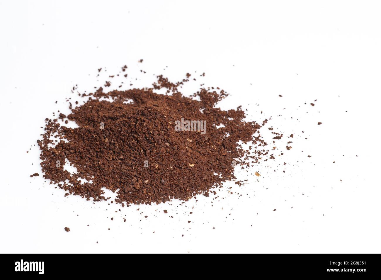 Geerdeter Kaffee auf weißem Hintergrund isoliert Stockfoto