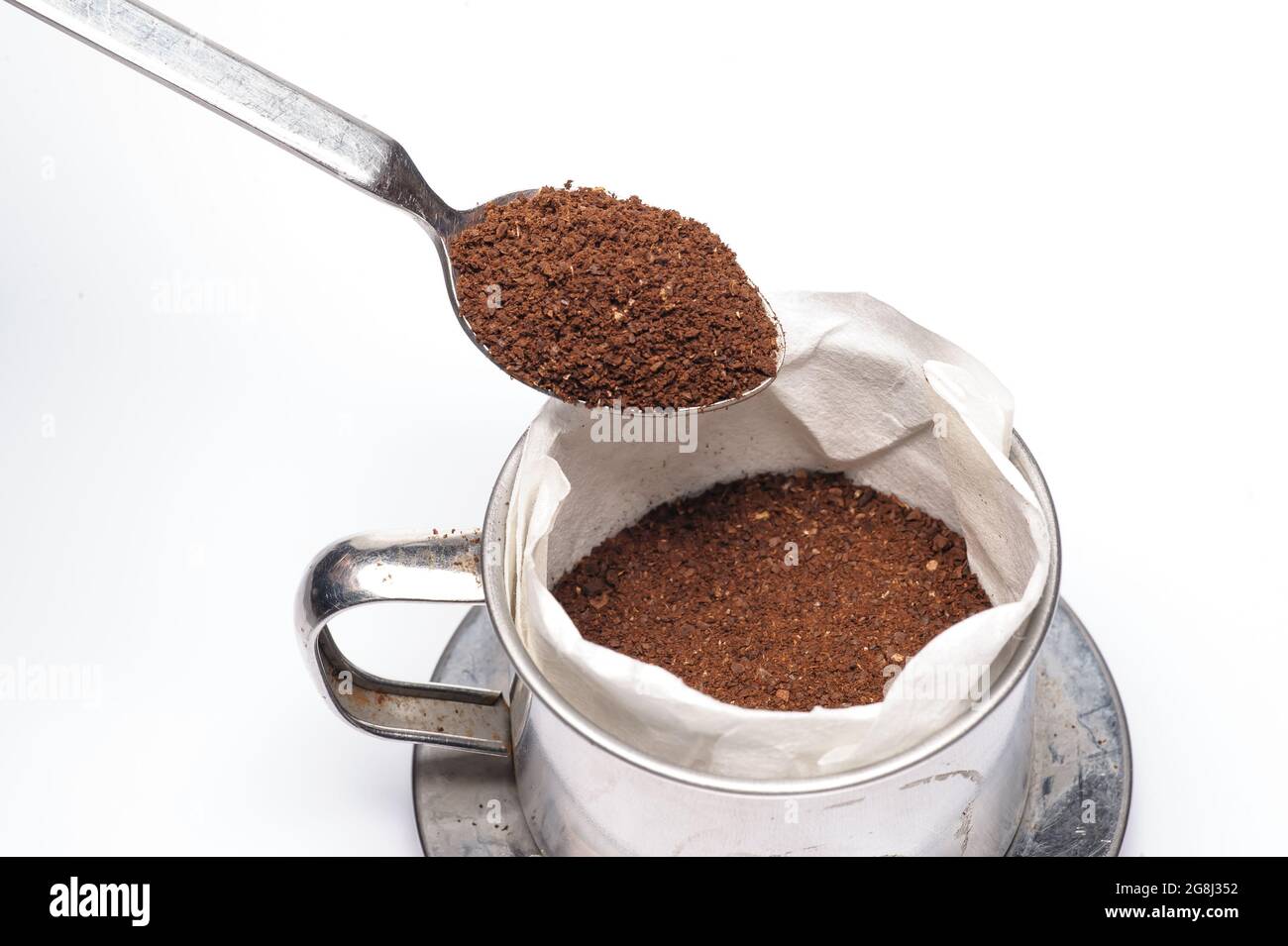 Gießen Sie gemahlenes Kaffeepulver in Filterpapier zum Tröpfchenlassen in Pepare Stockfoto