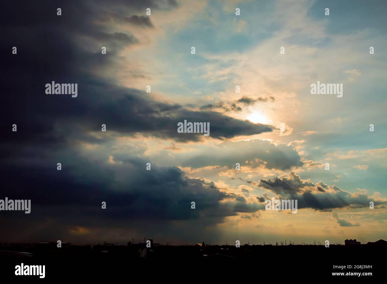 Die Sonne scheint nach dem großen dunklen Wolkenvorüber Stockfoto