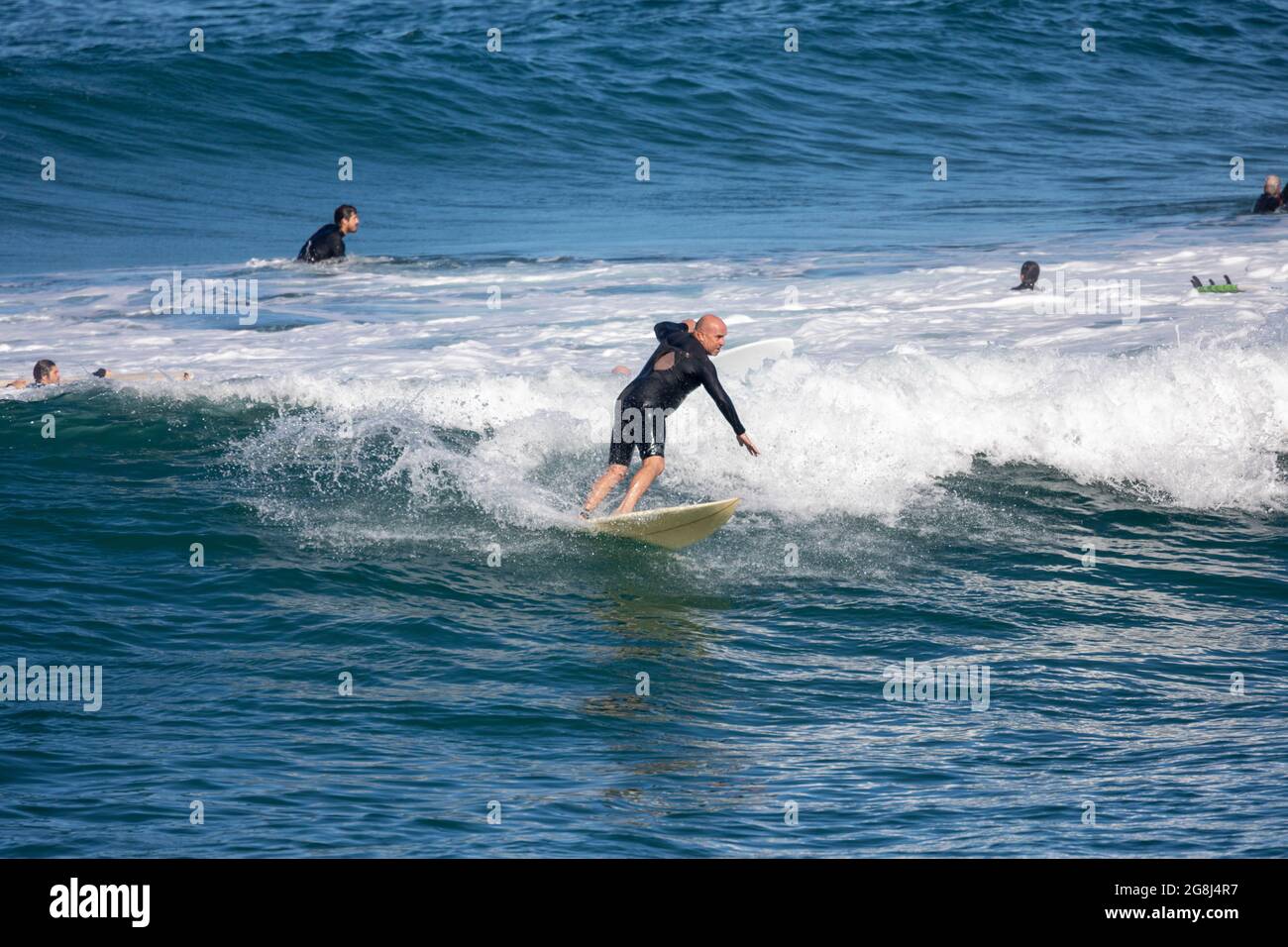 Australische Surfer vor der Küste am Avalon Beach in Sydney, Australien Stockfoto