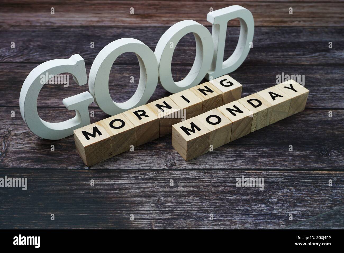 Guten Morgen Montag Buchstaben auf hölzernem Hintergrund Stockfoto