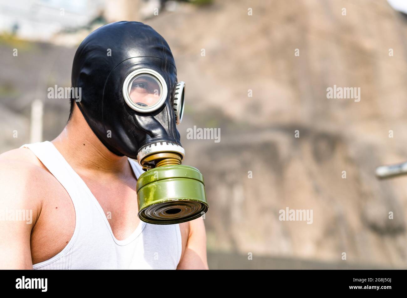 Ein muskulöser Mann in einer Gasmaske. Pademic Konzept Stockfoto