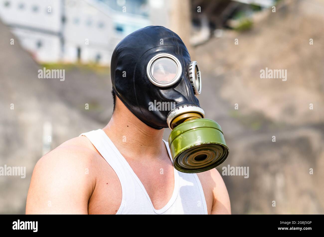 Ein muskulöser Mann in einer Gasmaske. Pademic Konzept Stockfoto