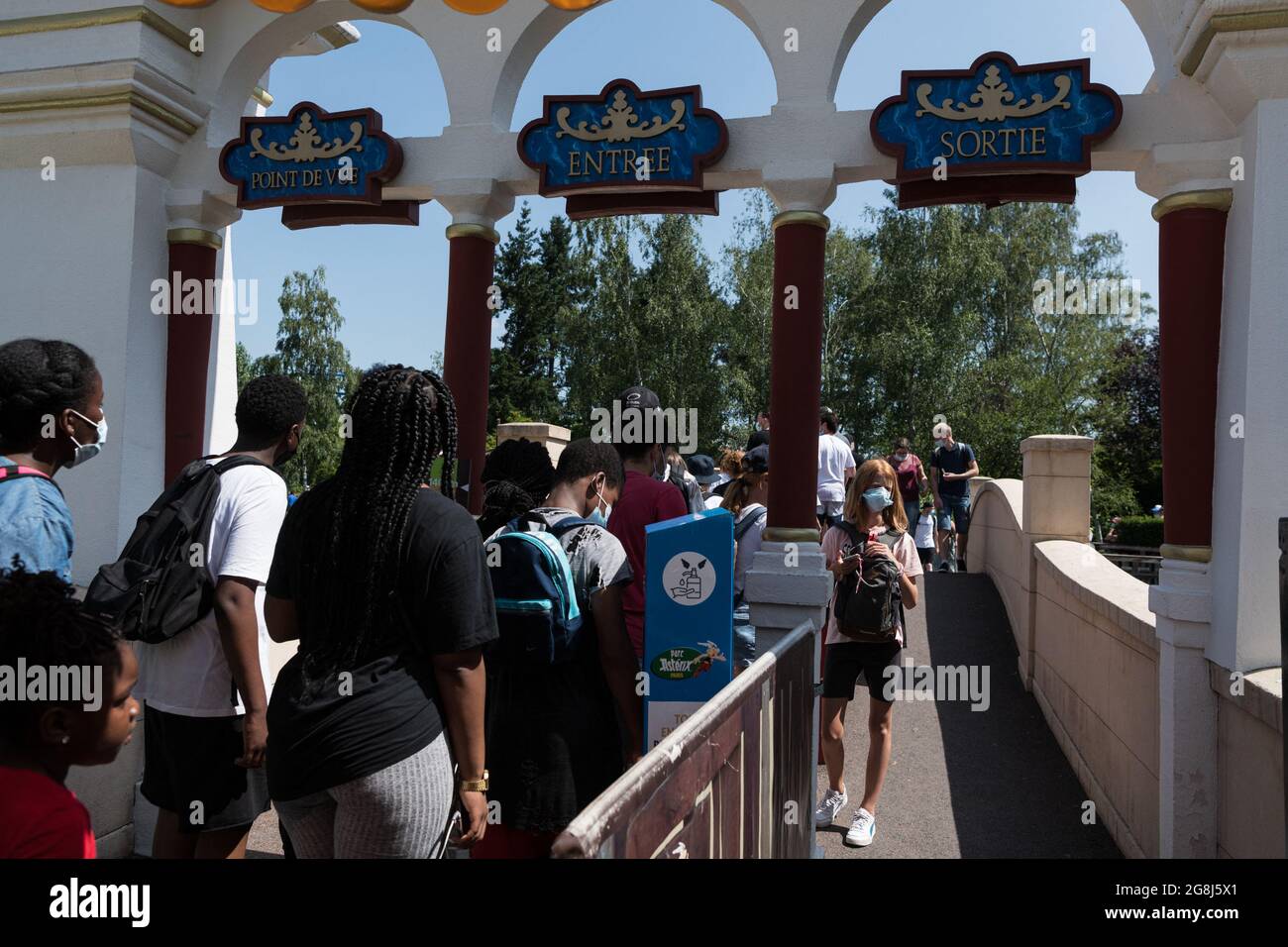 Im Parc Astérix, einem Themenpark, der dem gallischen Krieger der Comicstrips gewidmet ist, warten die Besucher in der Warteschlange auf eine Achterbahn, da neue Maßnahmen ergriffen werden, um die Ausbreitung der 4. Welle COVID19 zu begrenzen, einschließlich des Sanitäranpasses für den Zugang zum Park. Plailly, Frankreich, 20. Juli 2021. Foto von Daniel Derajinski/ABACAPRESS.COM Stockfoto