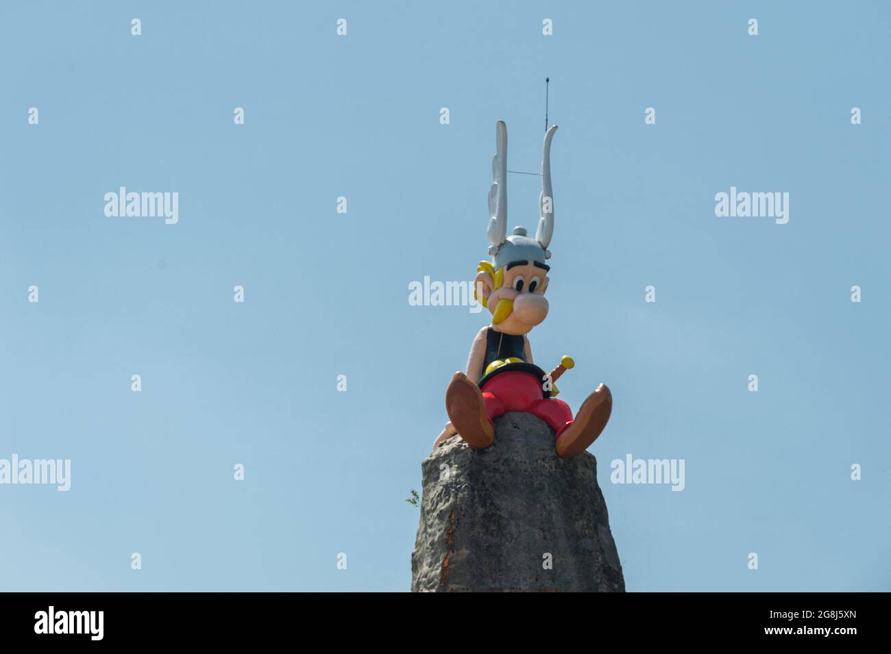 Die Statue von Astérix im Parc Astérix, einem Themenpark, der dem gallischen Krieger der Comicstrips gewidmet ist, da neue Maßnahmen ergriffen werden, um die Ausbreitung der 4. Welle COVID19 zu begrenzen, einschließlich des Sanitäranpasses für den Zugang zum Park. Plailly, Frankreich, 20. Juli 2021. Foto von Daniel Derajinski/ABACAPRESS.COM Stockfoto