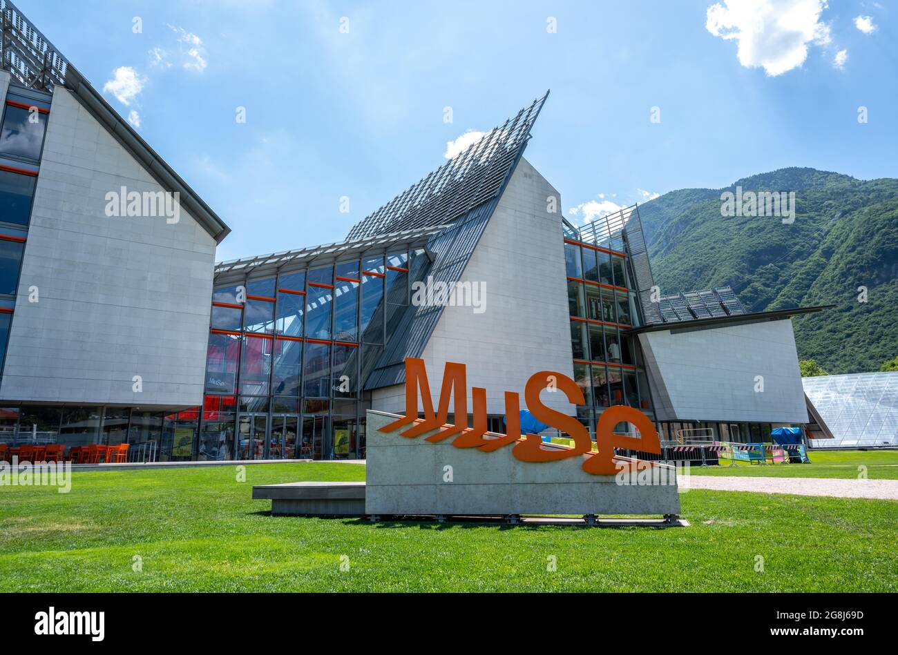 Trient, Italien, Juni 2021. Ein besonderer Gesichtspunkt für das Wissenschaftsmuseum: Die 'Muse'. Die orangefarbene Schrift als Beweis, schöner Sommertag. Stockfoto