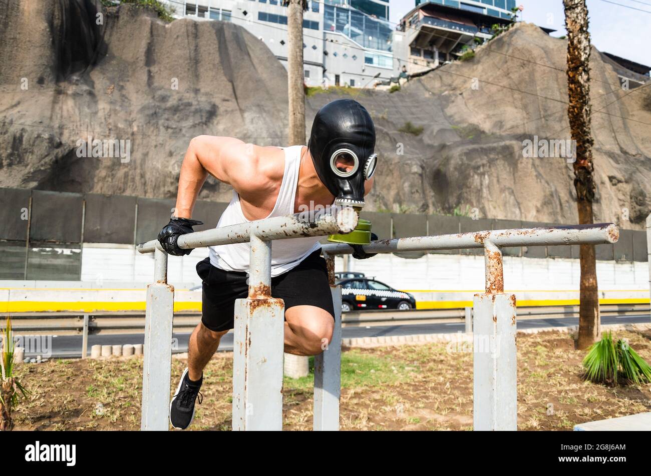 Athletischer Mann in einer Schutzmaske beim Training am Morgen. Stockfoto