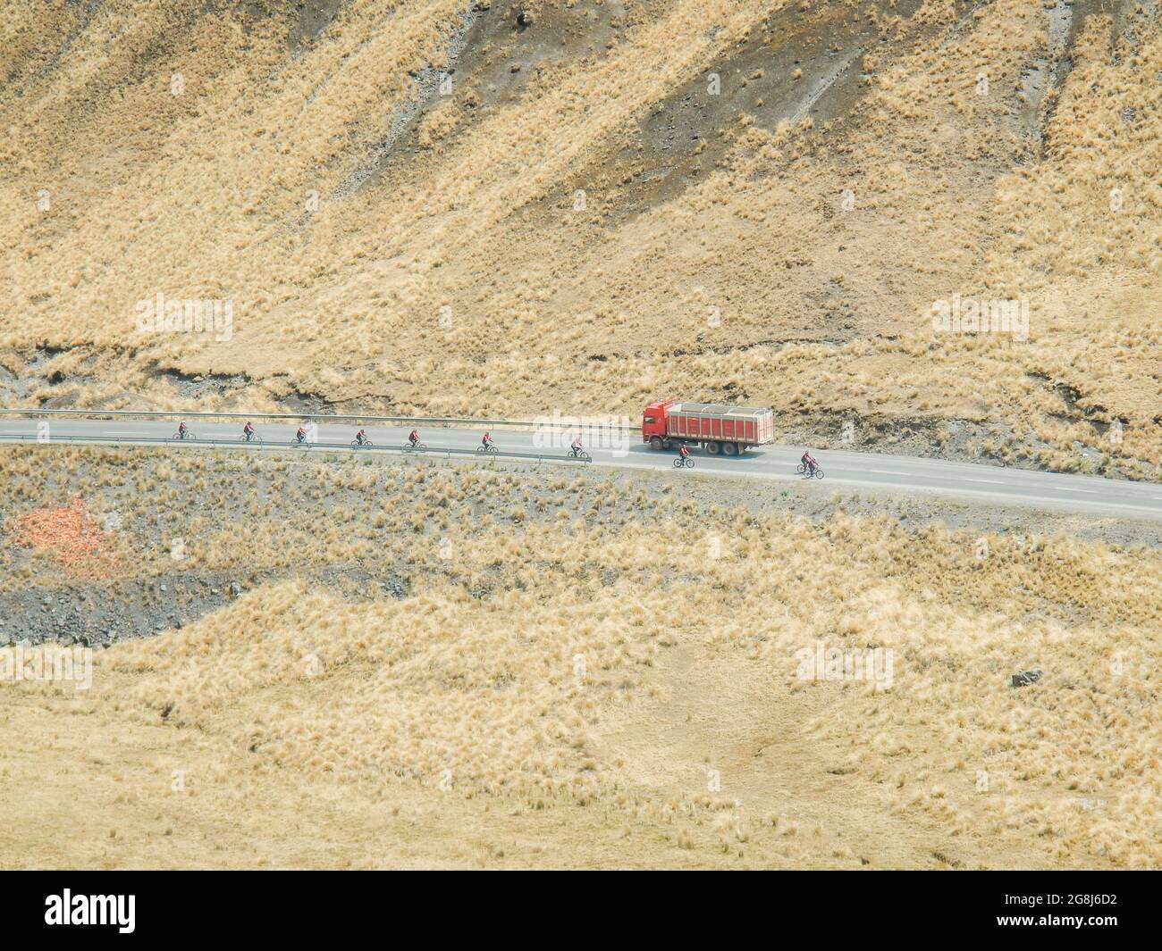 Mountainbiker auf dem berühmten Downhillweg Road of Death in Bolivien. Stockfoto