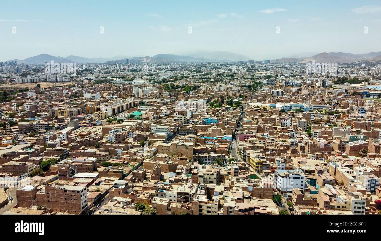 Luftaufnahme des Hauptplatzes von Santiago de Surco, in der Abteilung von Lima - Peru. Stockfoto