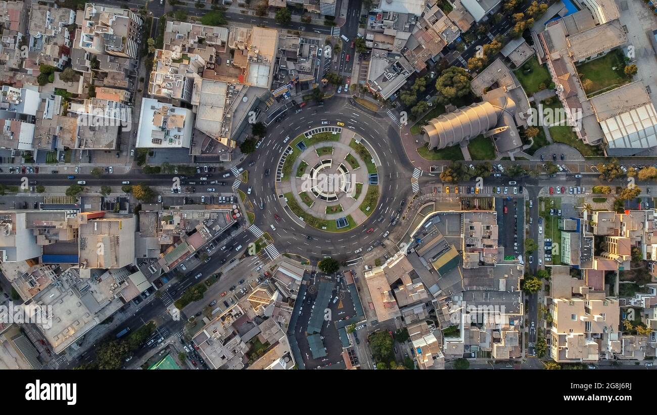 Das Gutierrez-Oval von einer Drohne aus gesehen, sehr überfüllt im Stadtteil Miraflores in Lima, Peru. Stockfoto