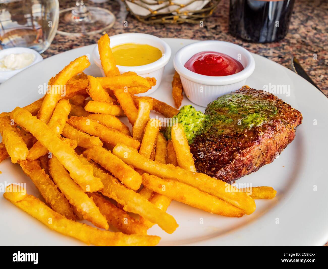Nahaufnahme eines frittierten Wagyu-Rindersteaks mit pommes Frites im Las Vegas, Nevada Stockfoto