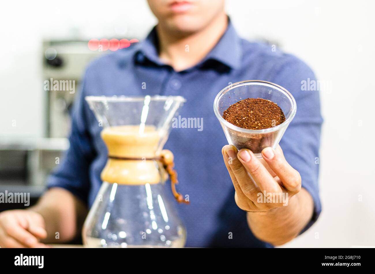 Porträt eines professionellen Baristas, der Kaffee zubereitet. Stockfoto