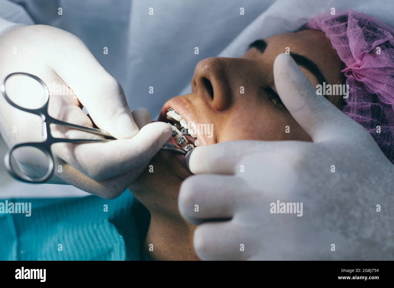 Junge weibliche Patientin nimmt eine Zahnarztpraxis ein. Stockfoto