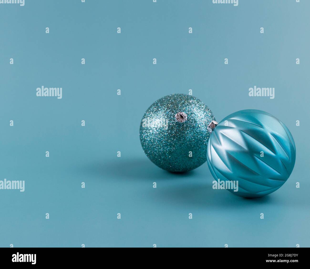 Hellblau türkis weihnachtshintergrund und weihnachtsschmuck. Einfarbig Stockfoto