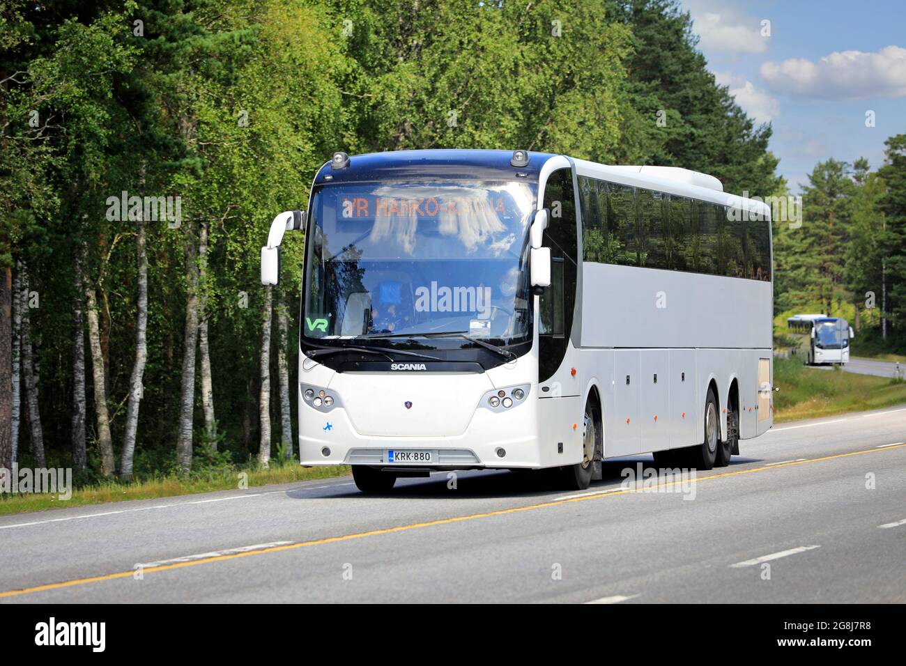 Zwei weiße Scania-Reisebusse auf der Straße 25. Busse ersetzen den VR-Zugverkehr zwischen Hanko und Karjaa aufgrund von Gleisarbeiten. Raasepori, Finnland. 8. Juli 2021. Stockfoto