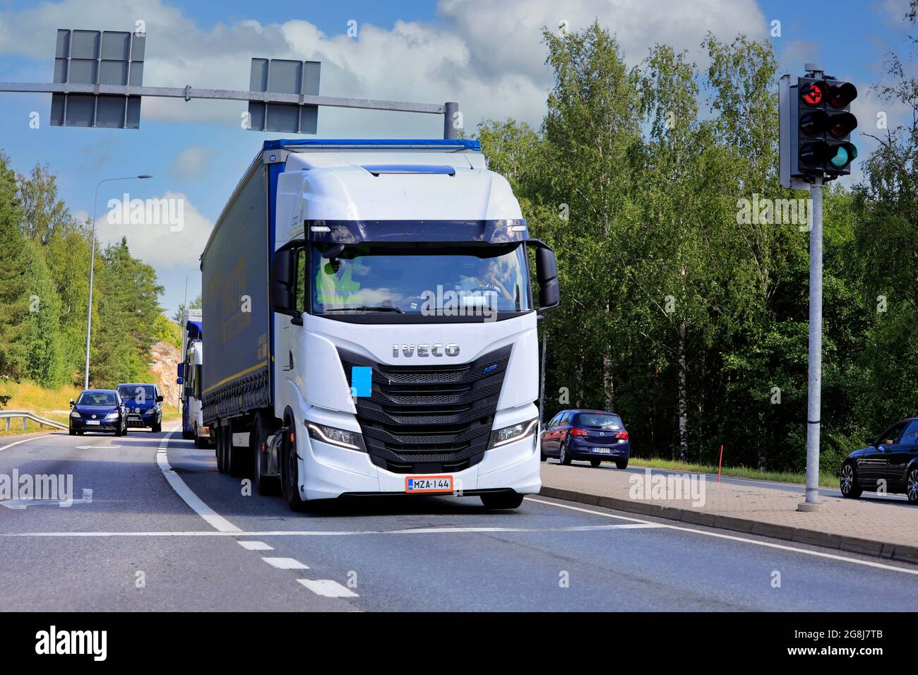 Vorderansicht eines neuen, weißen Iveco S-Way-Gütertransportswagens, der an der Ampel an der Straßenkreuzung in Raasepori, Finnland, wartet. 8. Juli 2021. Stockfoto