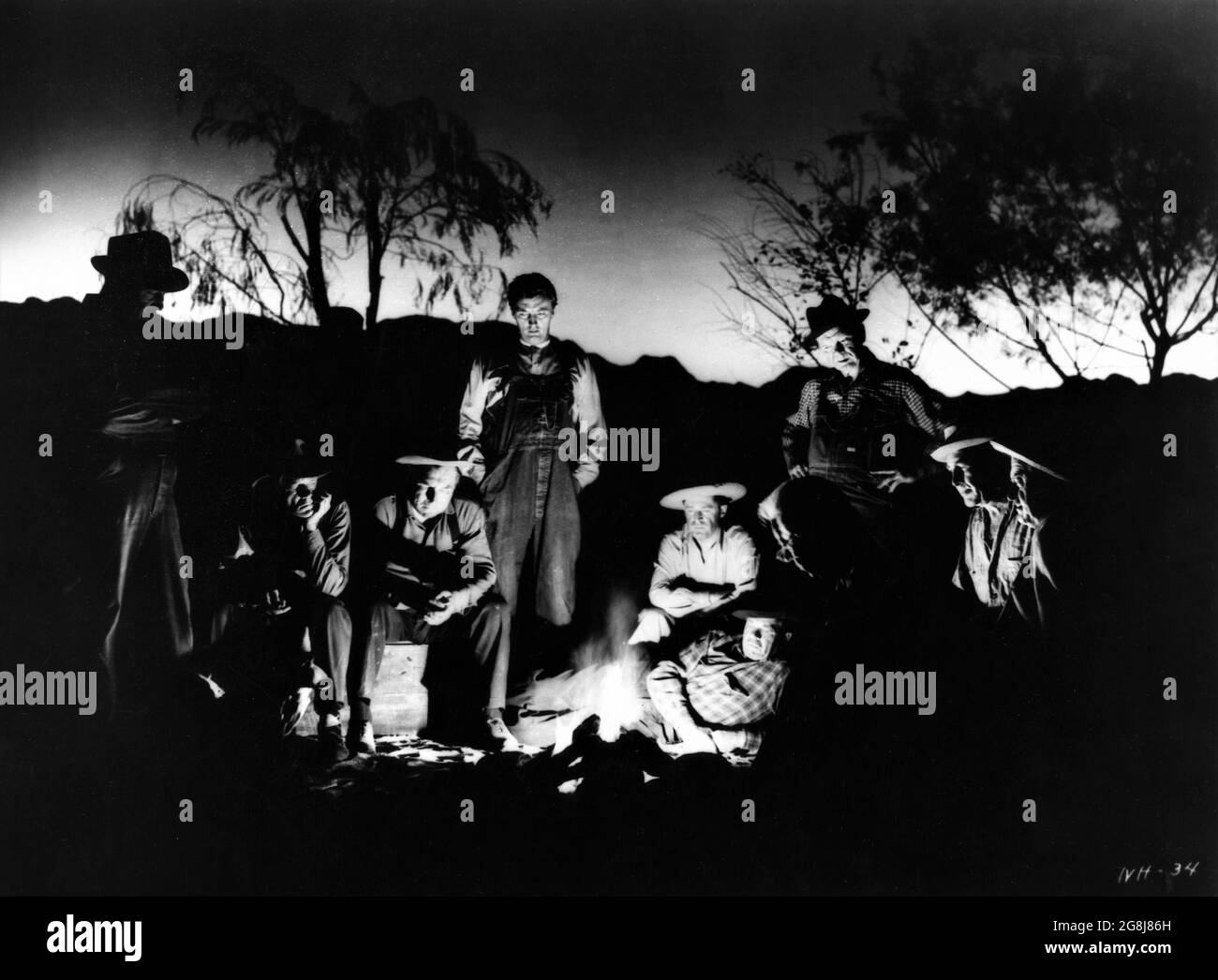 ROBERT MITCHUM mit Hobos in THE NIGHT OF THE HUNTER 1955 Regisseur CHARLES LAUGHTON Roman Davis Grubb Drehbuch James Agate Kameramann Stanley Cortez Musik Walter Schumann Regie Hilyard M. Brown Paul Gregory Productions / United Artists Stockfoto