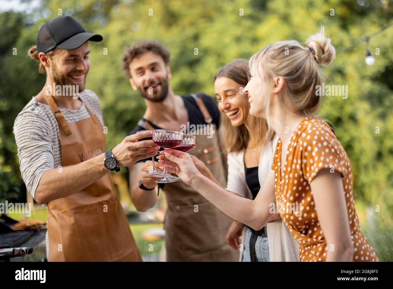 Freunde feiern mit alkoholischen Getränken im Freien Stockfoto