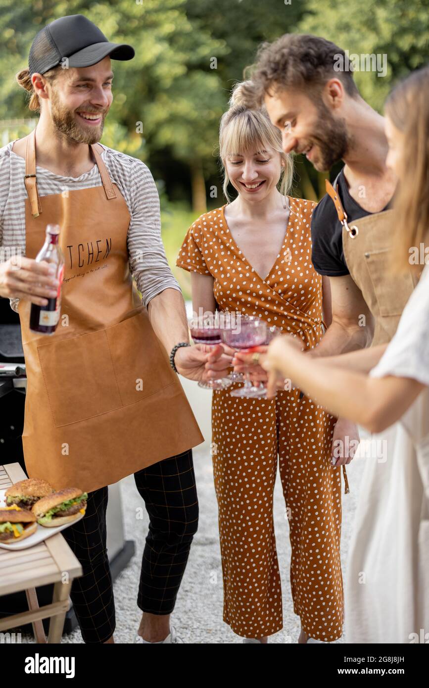 Freunde feiern mit alkoholischen Getränken im Freien Stockfoto