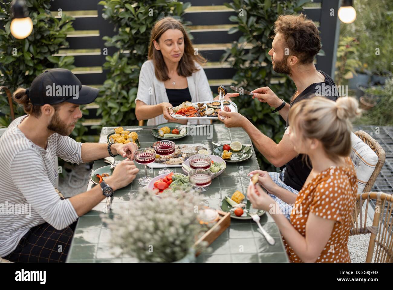 Freunde essen im Hinterhof zu Mittag Stockfoto