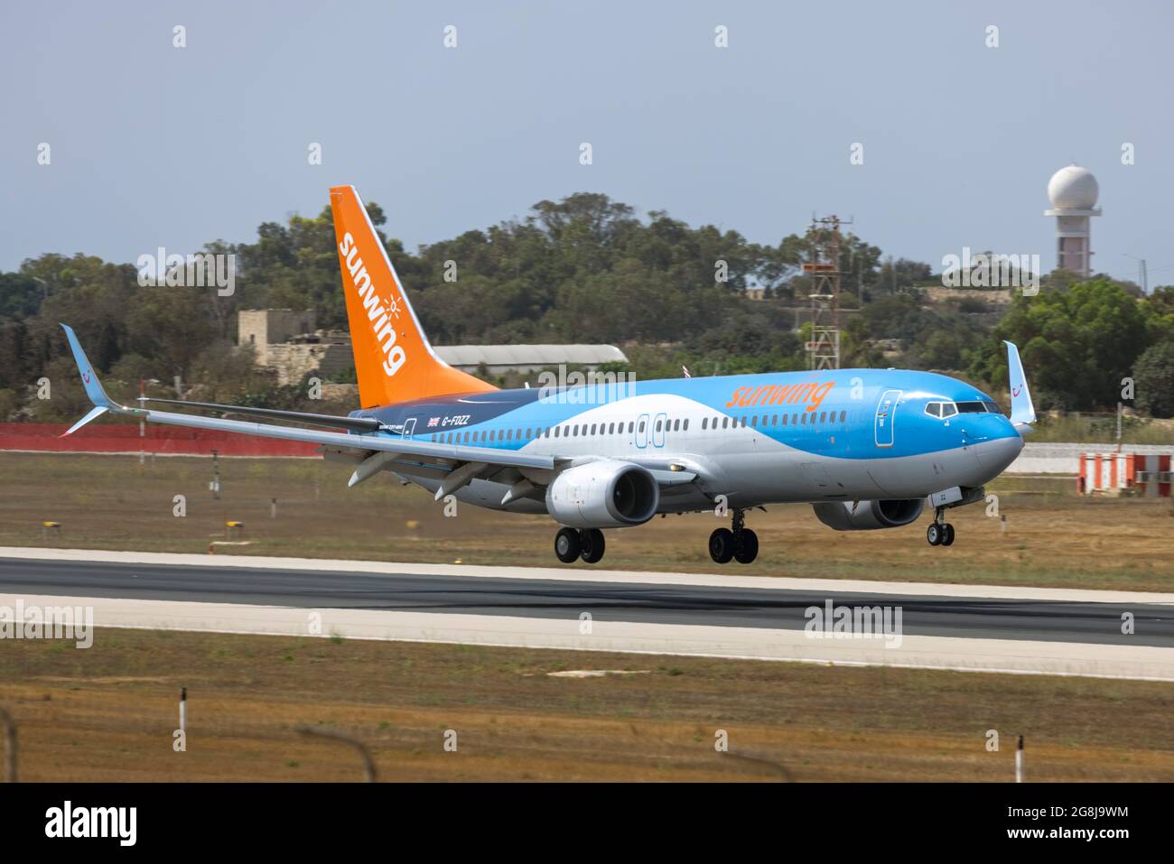 Sunwing Airlines (Thomson Airways) Boeing 737-8K5 (REG: G-FDZZ) rüstet die Start- und Landebahn 31 ein. Stockfoto